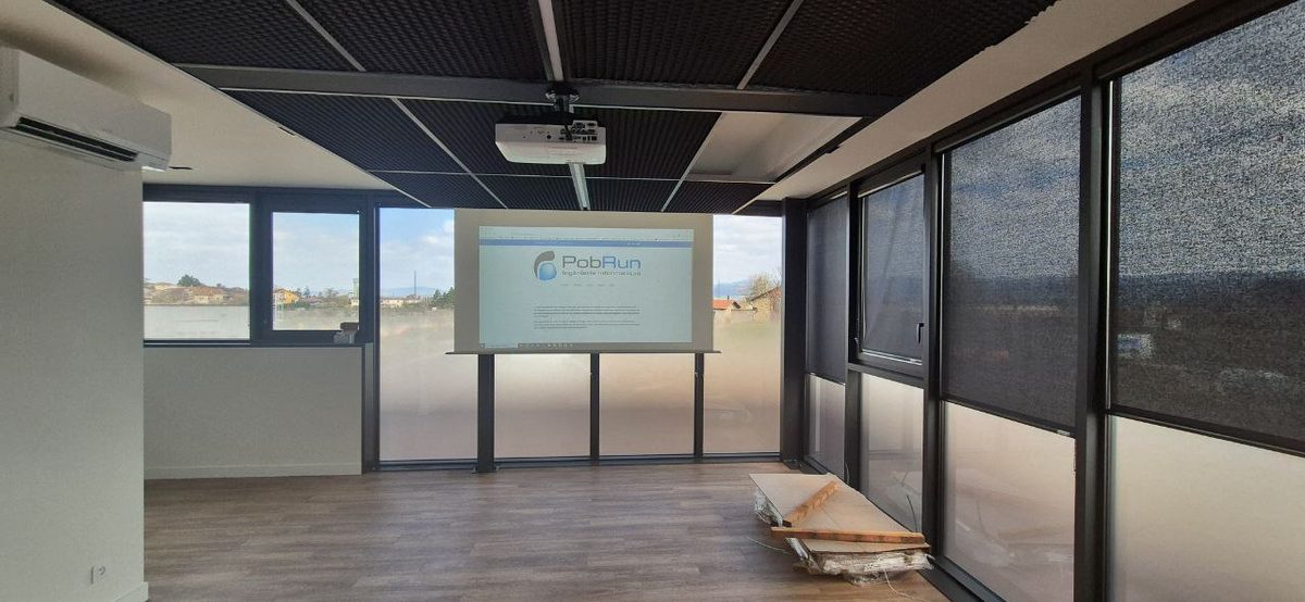 Vidéoprojection et écran motorisé en salle de réunion