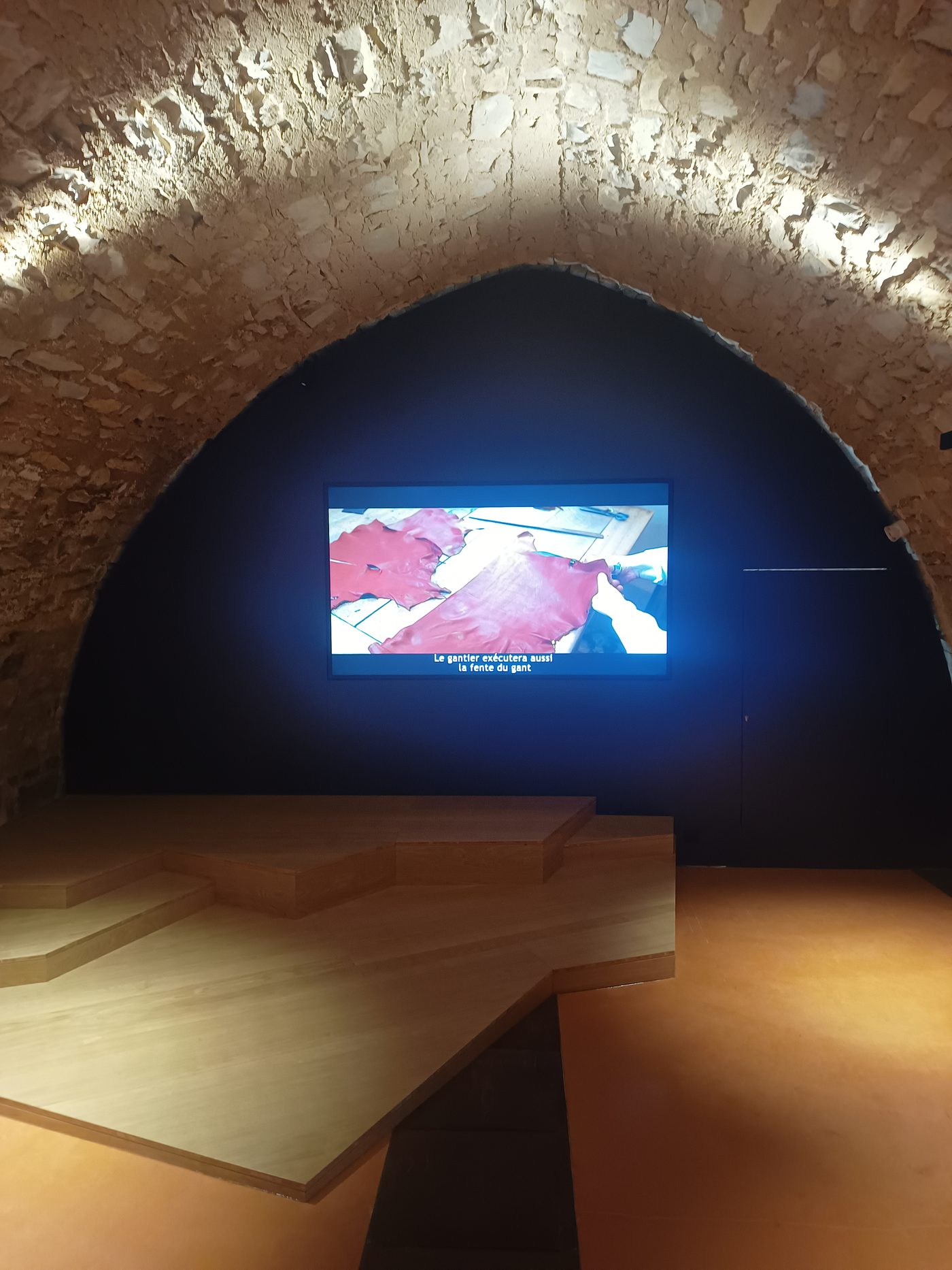 Écran mural intégré dans une alcôve en pierre, Aire du Viaduc de Millau