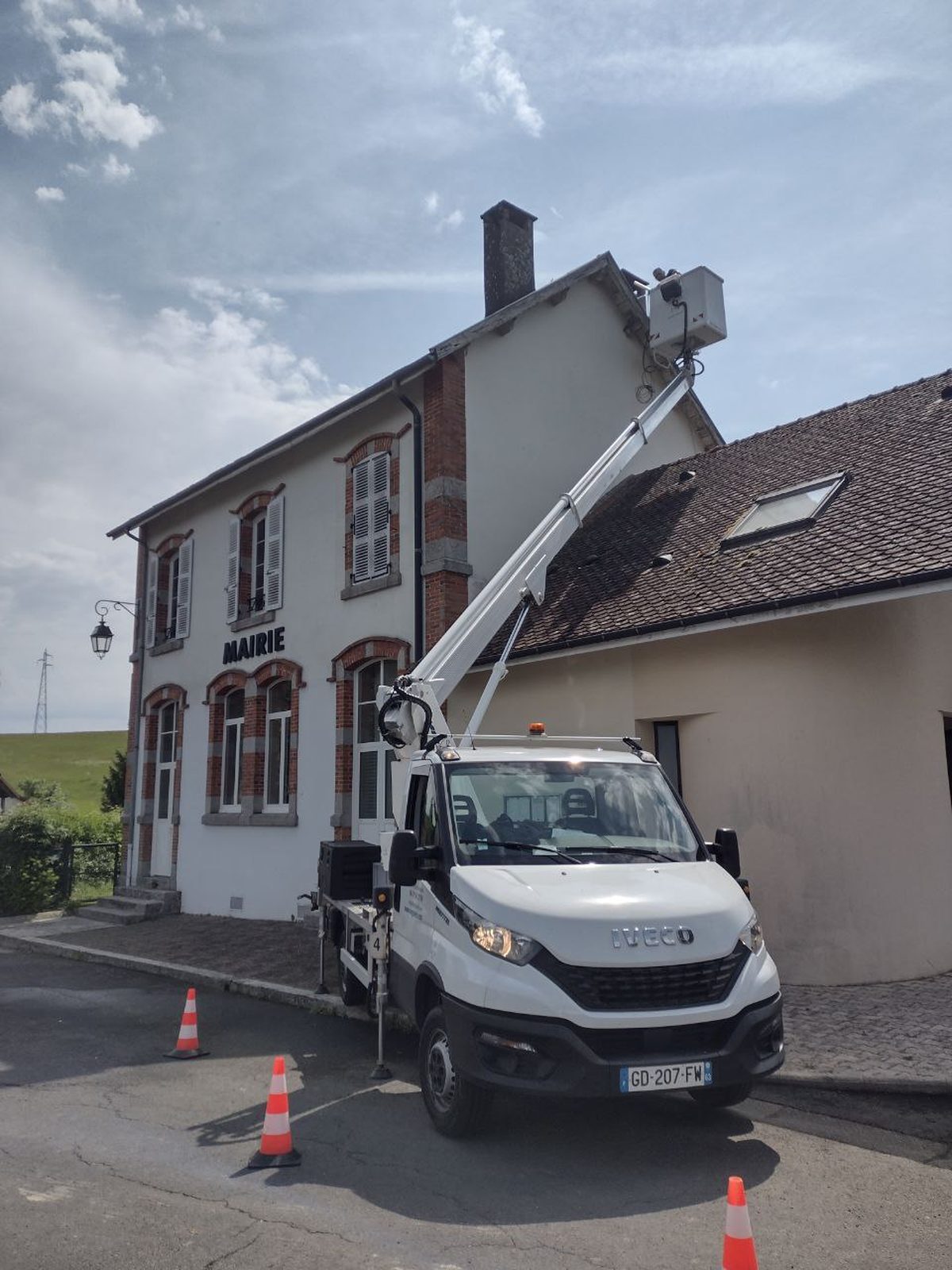 Nacelle PobRun en intervention sur façade de mairie